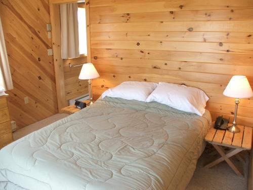 2nd upper ensuite bedroom with queen size bed at Mostly Dune