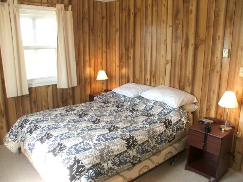 Lower bedroom with queen size bed at Mostly Dune