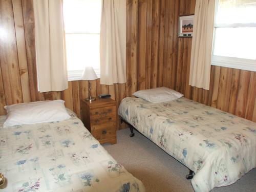 Lower bedroom with 2 single beds at Mostly Dune