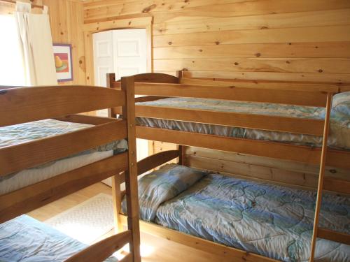 Lower bedroom with 4 bunkbeds at Mostly Dune